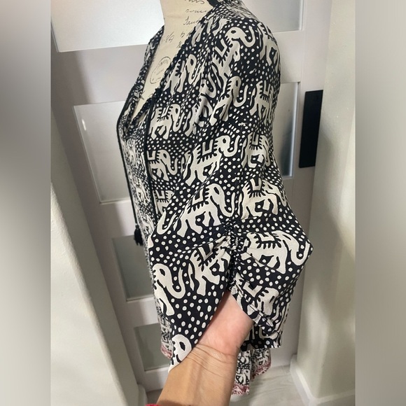 Tolani Black and White 3/4 Sleeve Dolman V-Neck Top - Picture 4 of 10